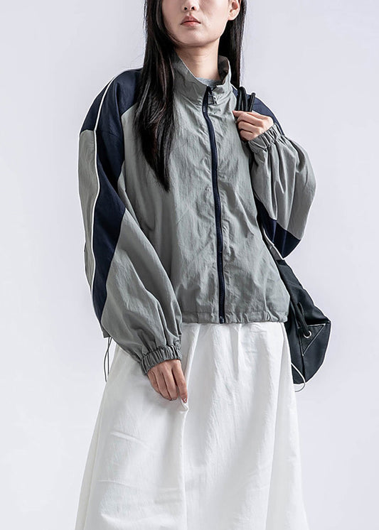 Lässiger roter Patchwork-Mantel mit Reißverschlusstaschen, Kordelzug und Frühlingsmotiven