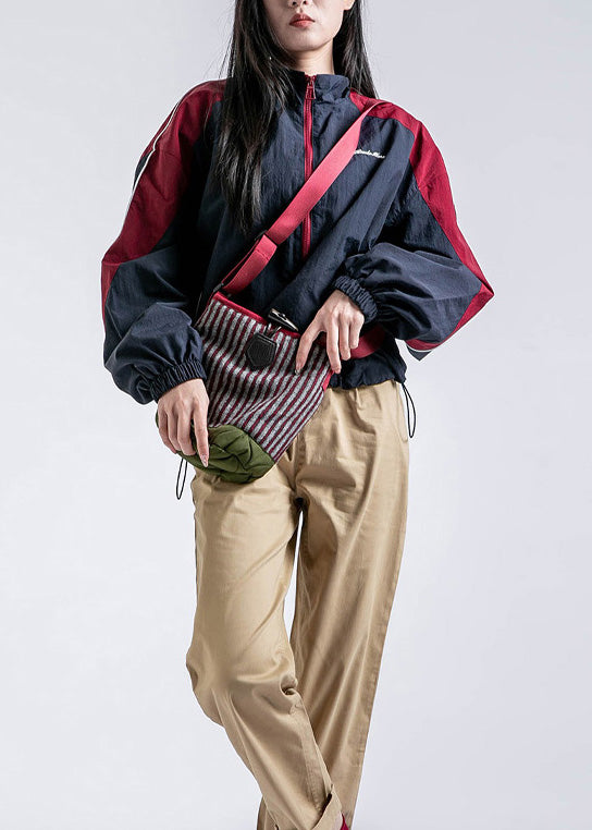 Lässiger roter Patchwork-Mantel mit Reißverschlusstaschen, Kordelzug und Frühlingsmotiven