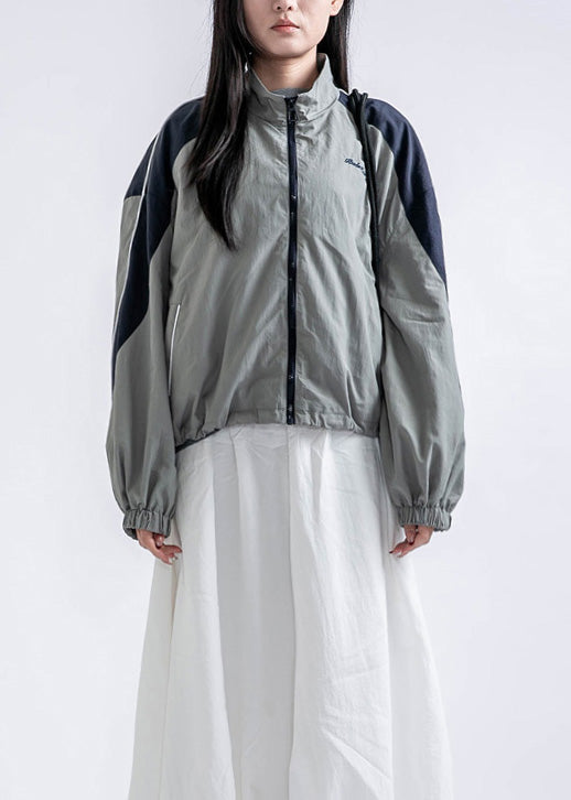 Lässiger roter Patchwork-Mantel mit Reißverschlusstaschen, Kordelzug und Frühlingsmotiven