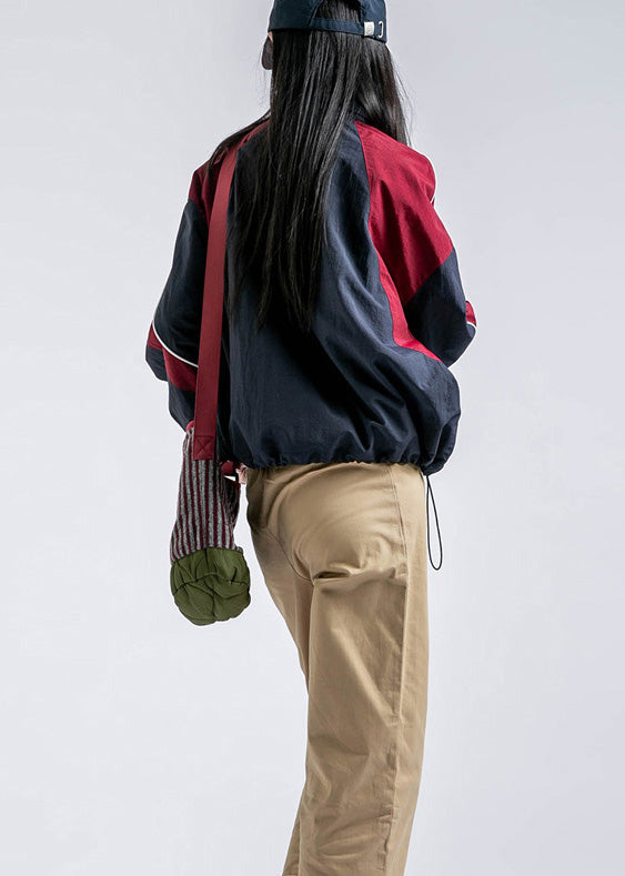 Lässiger roter Patchwork-Mantel mit Reißverschlusstaschen, Kordelzug und Frühlingsmotiven