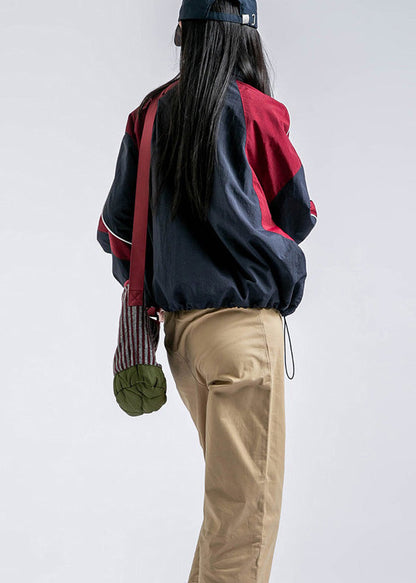 Lässiger roter Patchwork-Mantel mit Reißverschlusstaschen, Kordelzug und Frühlingsmotiven