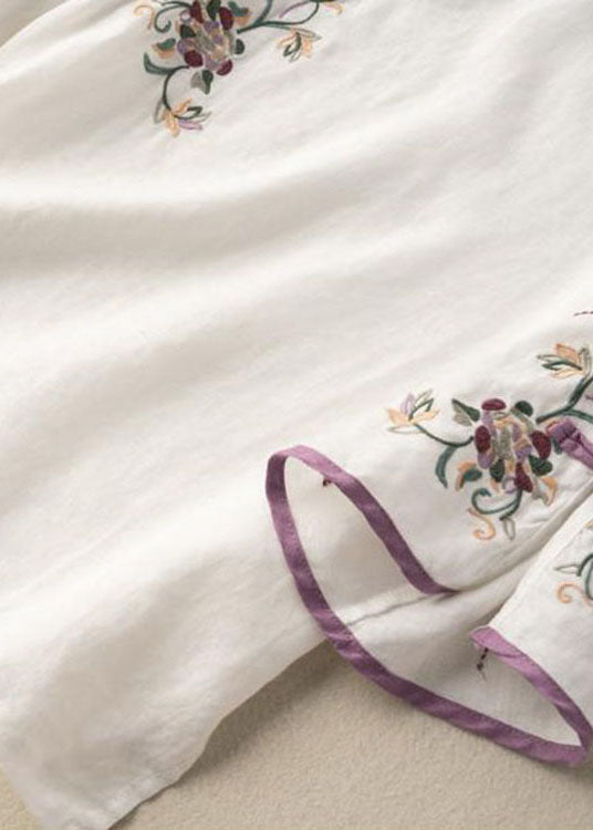 Lässige weiße Bluse mit bestickten Knöpfen, Oberteile mit halben Ärmeln