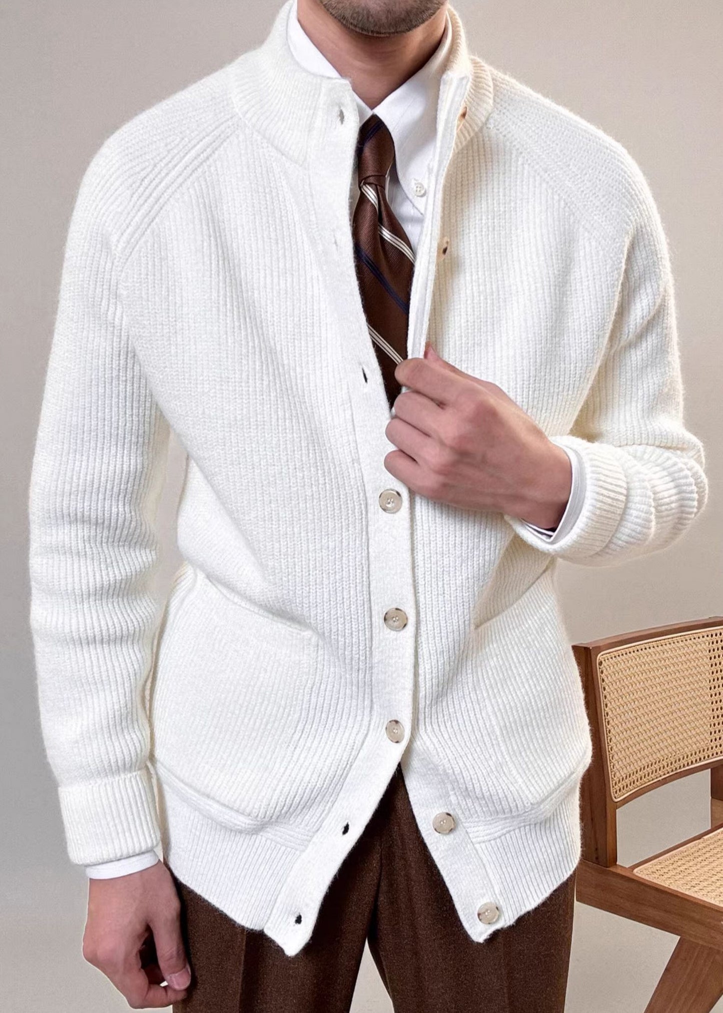 Abrigo informal de punto de algodón liso con botones y cuello alto blanco para hombre, primavera