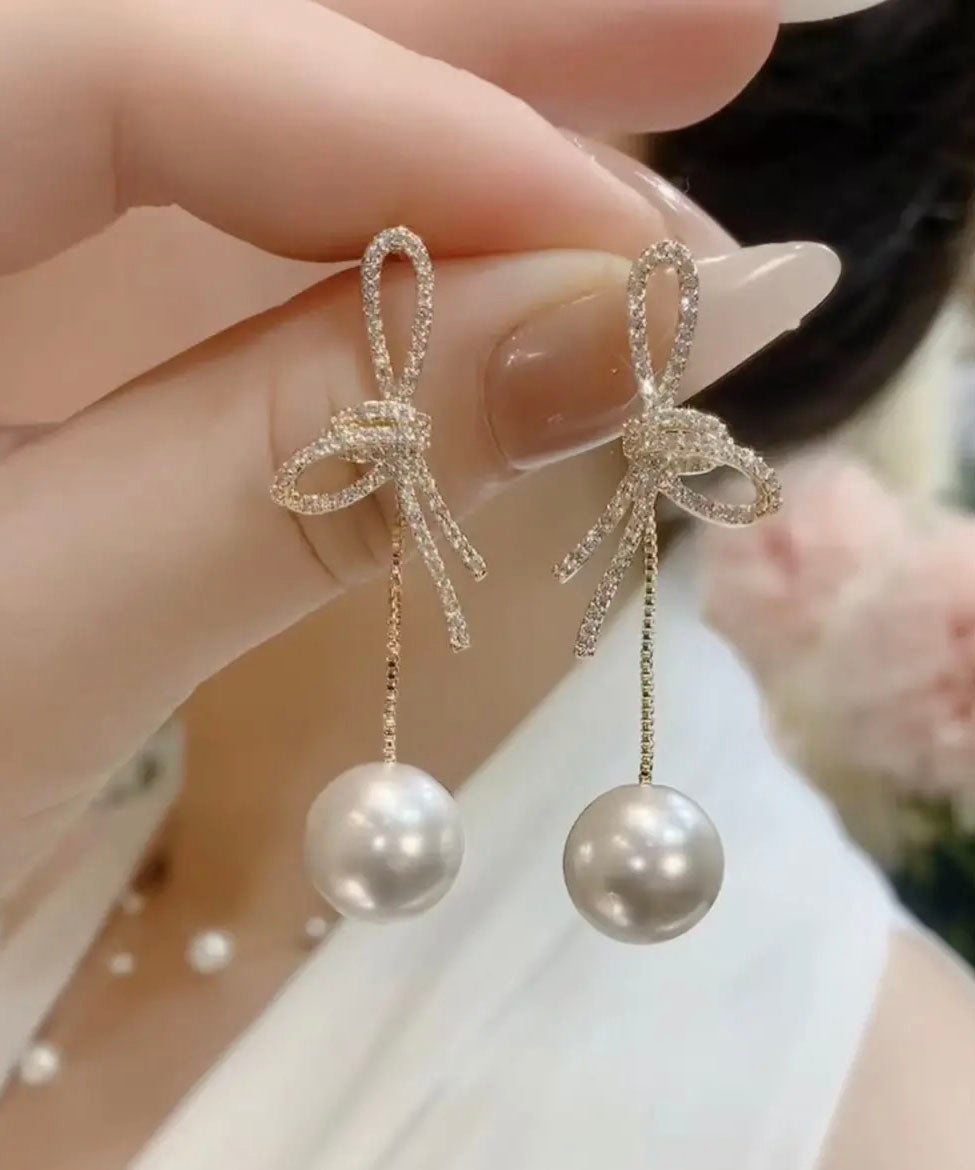 Lässige weiße Ohrringe mit Schleife aus Sterlingsilber