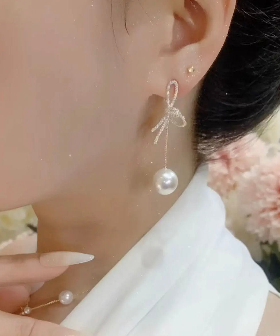 Lässige weiße Ohrringe mit Schleife aus Sterlingsilber