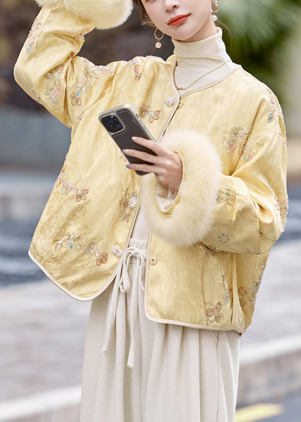 Lässige gelbe Wintermäntel aus besticktem Patchwork-Fuchsfell mit Entendaunenfüllung