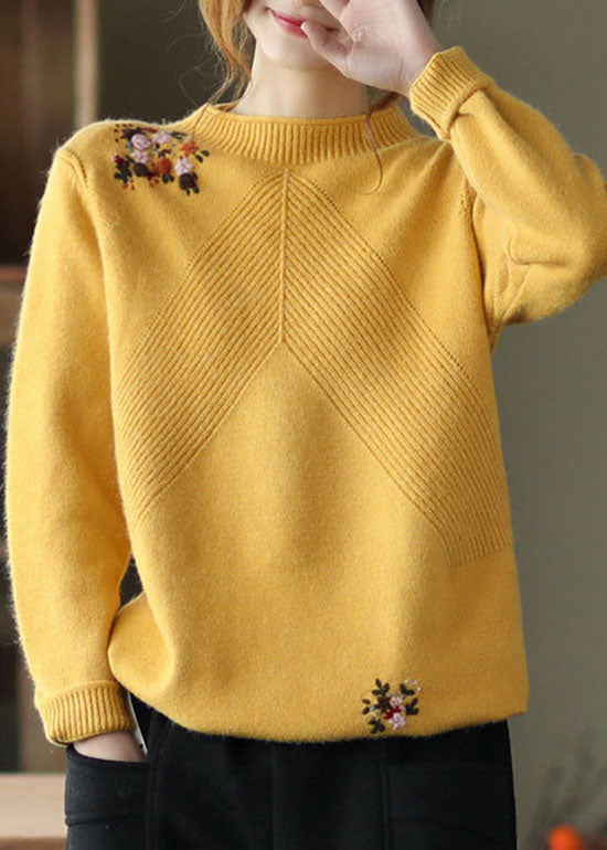 Lässiger gelber Strickpullover mit Blumenstickerei für den Winter