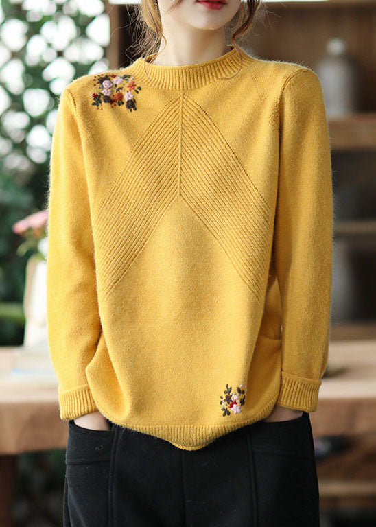 Lässiger gelber Strickpullover mit Blumenstickerei für den Winter