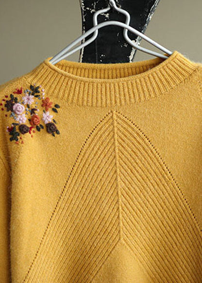 Lässiger gelber Strickpullover mit Blumenstickerei für den Winter
