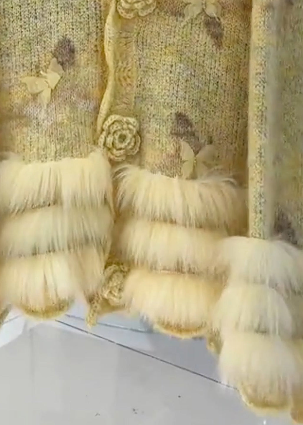 Lässige gelbe Strickjacken aus Baumwollstrick mit Blumenmuster und Fellbesatz für den Frühling