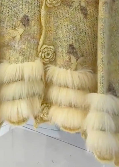 Lässige gelbe Strickjacken aus Baumwollstrick mit Blumenmuster und Fellbesatz für den Frühling