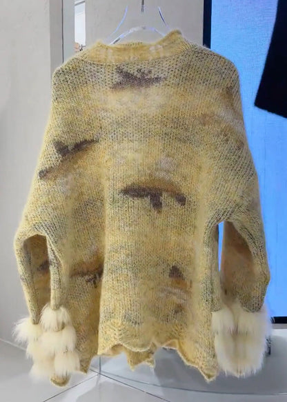 Lässige gelbe Strickjacken aus Baumwollstrick mit Blumenmuster und Fellbesatz für den Frühling