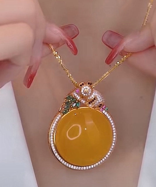 Collar informal con colgante de koala de cera de abejas y circonitas doradas en plata de ley amarilla