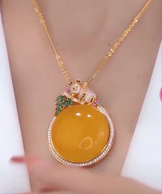 Collar informal con colgante de koala de cera de abejas y circonitas doradas en plata de ley amarilla