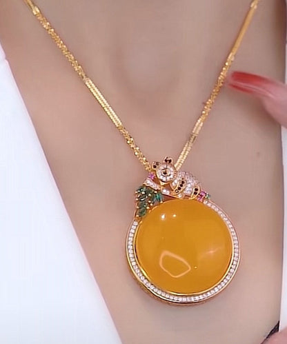 Collar informal con colgante de koala de cera de abejas y circonitas doradas en plata de ley amarilla