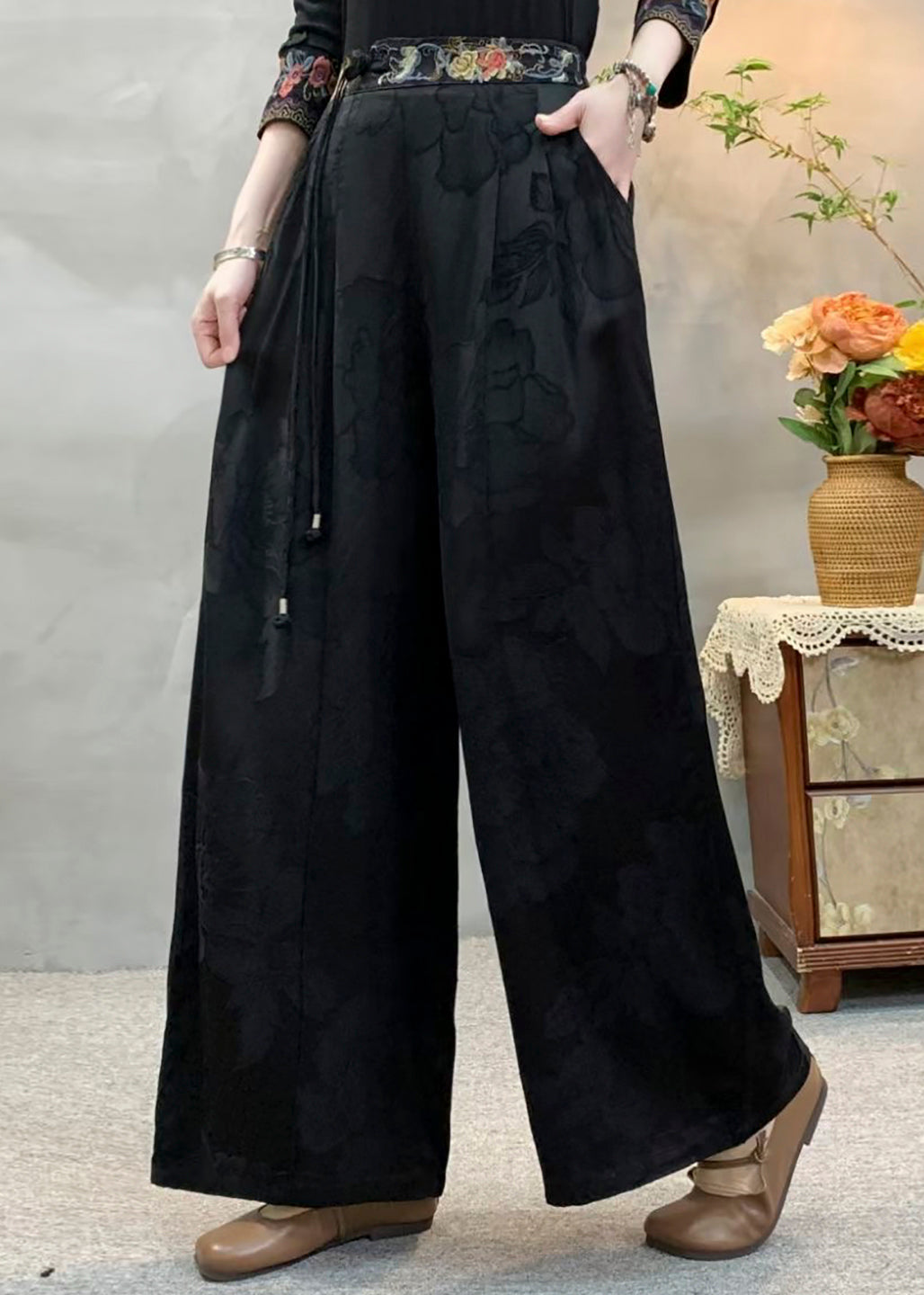 Lässige gelbe Seidenhose mit Quasten, bestickten Taschen und Herbst