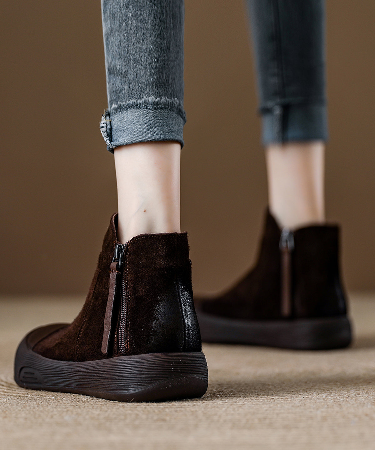 Lässige Plateau-Stiefeletten mit Reißverschluss und Ziernähten aus khakifarbenem Wildleder