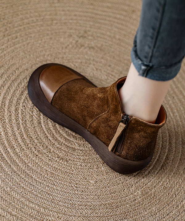 Lässige Plateau-Stiefeletten mit Reißverschluss und Ziernähten aus khakifarbenem Wildleder