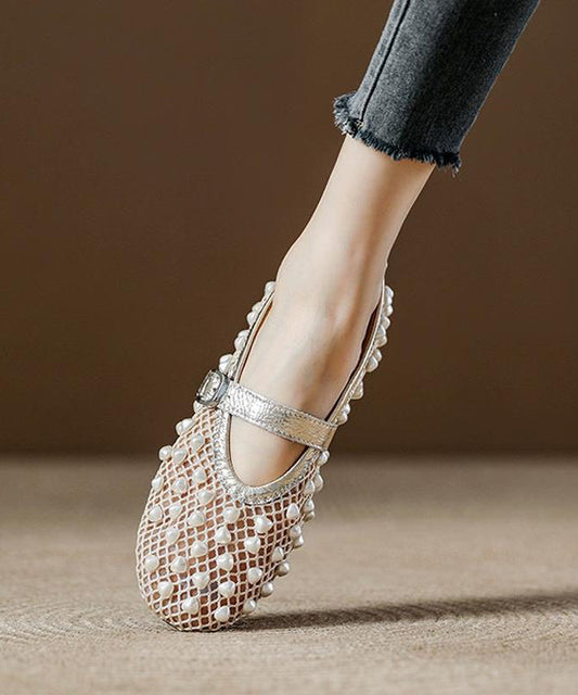 Champagnerfarbene, atmungsaktive Mesh-Flats mit Ziernägeln und Rindsleder-Verzierungen