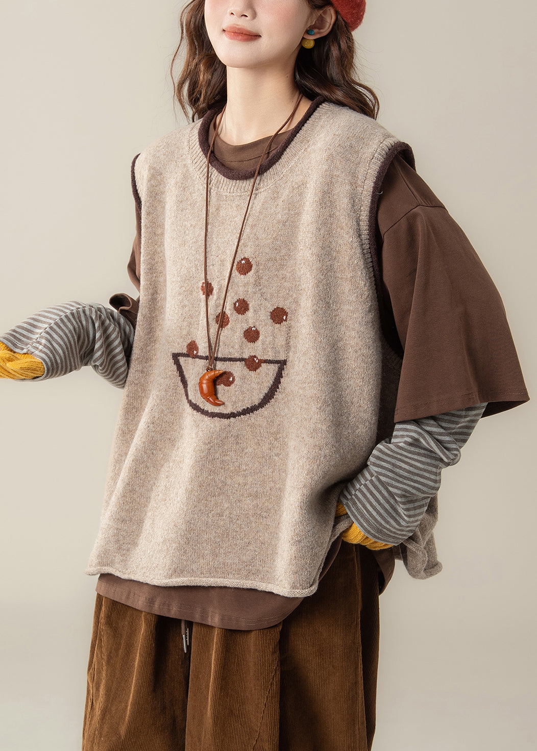 Schickes zweiteiliges Patchwork-Set aus aprikosenfarbener Jacquard-Strickweste und kaffeebraunem T-Shirt