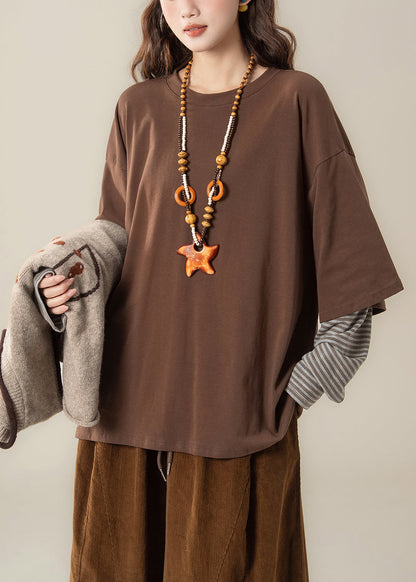 Schickes zweiteiliges Patchwork-Set aus aprikosenfarbener Jacquard-Strickweste und kaffeebraunem T-Shirt