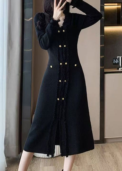 Elegantes aprikosenfarbenes Strickkleid mit V-Ausschnitt für den Winter