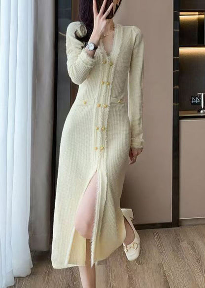 Elegantes aprikosenfarbenes Strickkleid mit V-Ausschnitt für den Winter