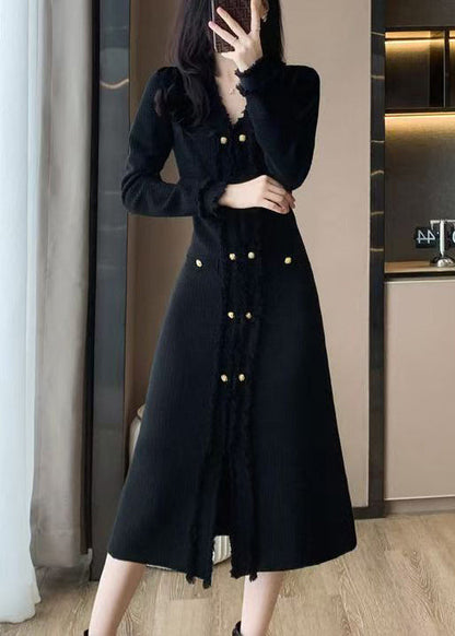 Elegantes aprikosenfarbenes Strickkleid mit V-Ausschnitt für den Winter