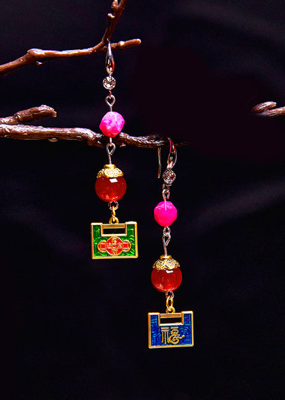 Pendientes colgantes de metal con candado dorado y diseño asimétrico elegante