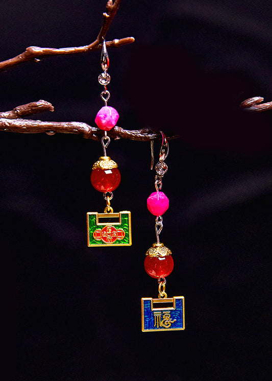 Pendientes colgantes de metal con candado dorado y diseño asimétrico elegante