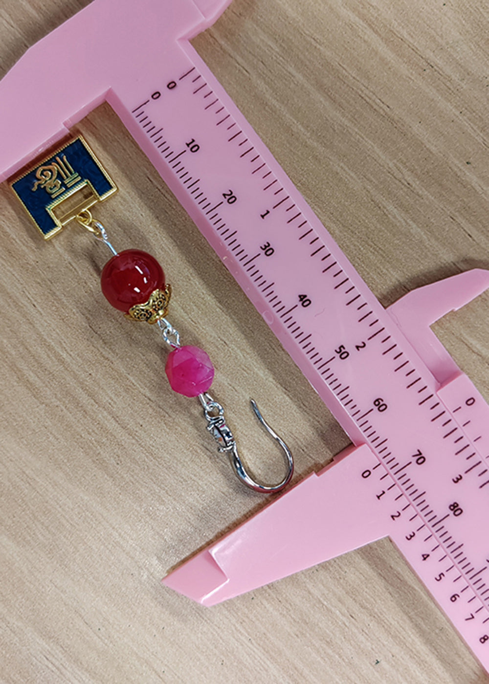 Pendientes colgantes de metal con candado dorado y diseño asimétrico elegante