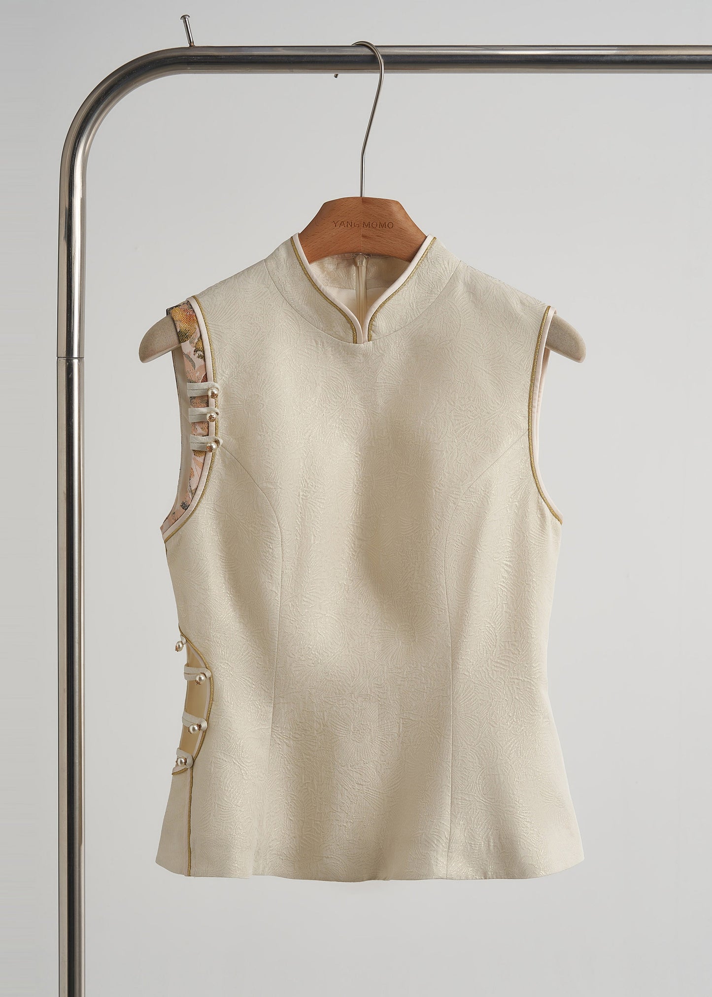 Chalecos orientales elegantes con botones chinos beige y huecos para primavera