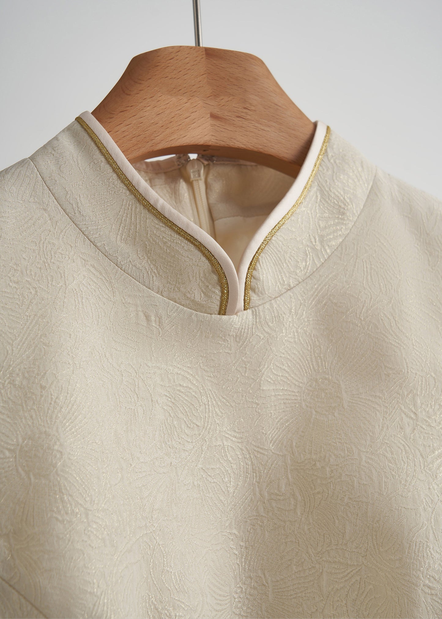 Chalecos orientales elegantes con botones chinos beige y huecos para primavera