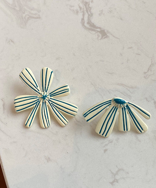 Elegantes pendientes asimétricos florales de plata de ley beige