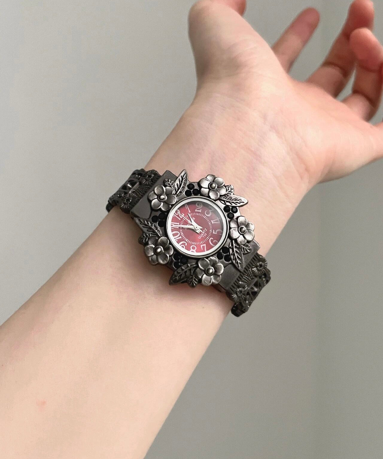 Elegantes relojes de aleación negra con flores en relieve
