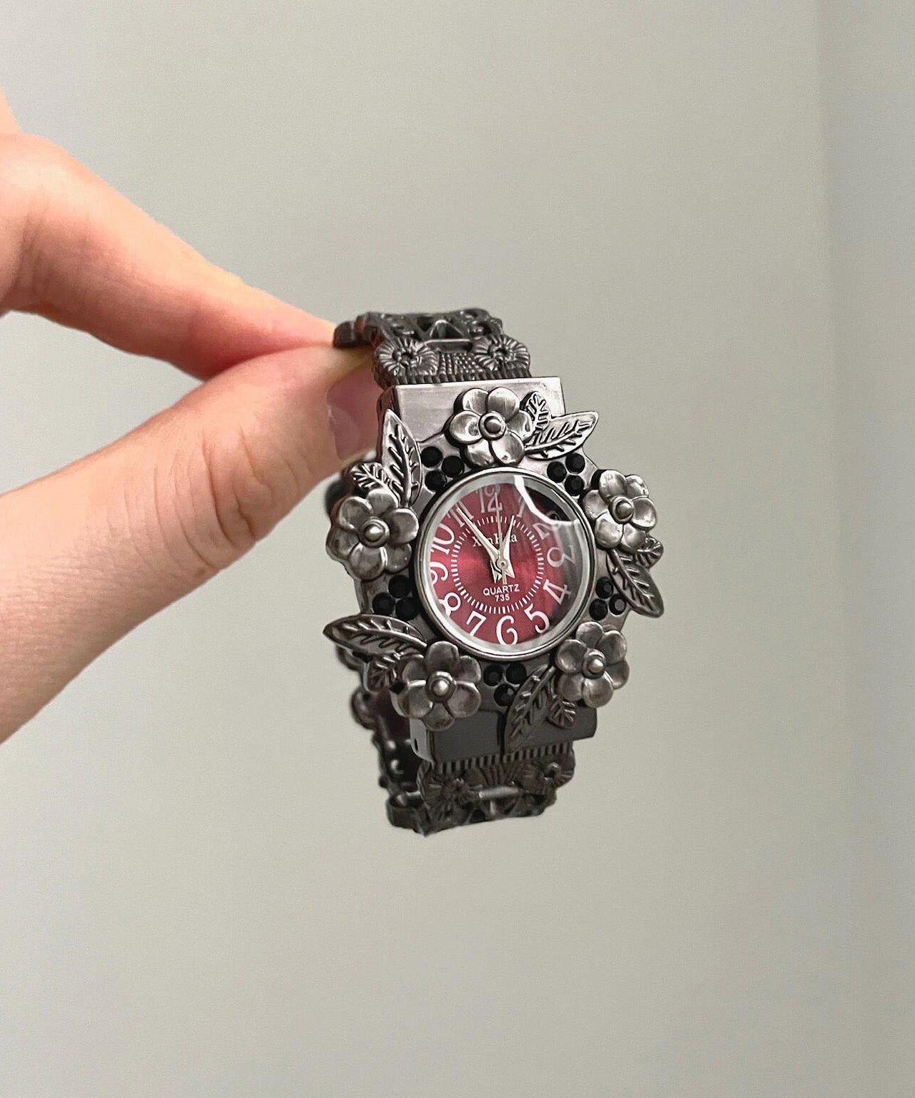 Elegantes relojes de aleación negra con flores en relieve