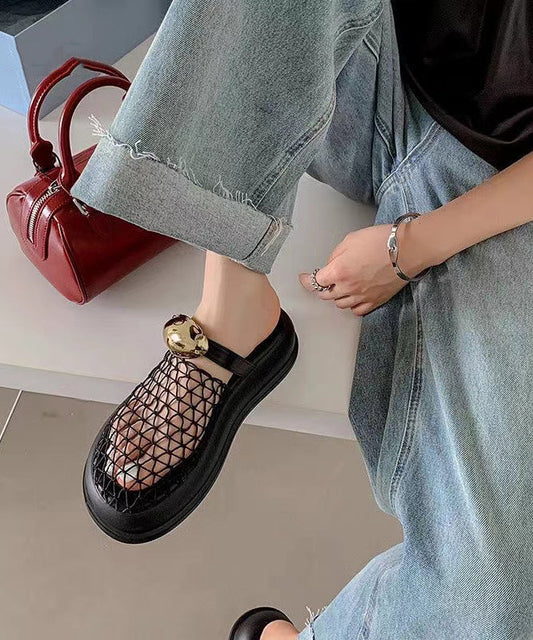 Schicke schwarze Sandalen mit atmungsaktivem Mesh-Plateau und ausgehöhltem Design