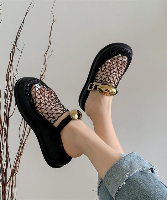Schicke schwarze Sandalen mit atmungsaktivem Mesh-Plateau und ausgehöhltem Design