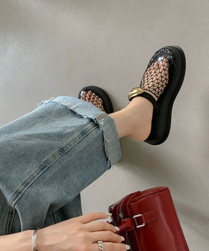 Schicke schwarze Sandalen mit atmungsaktivem Mesh-Plateau und ausgehöhltem Design