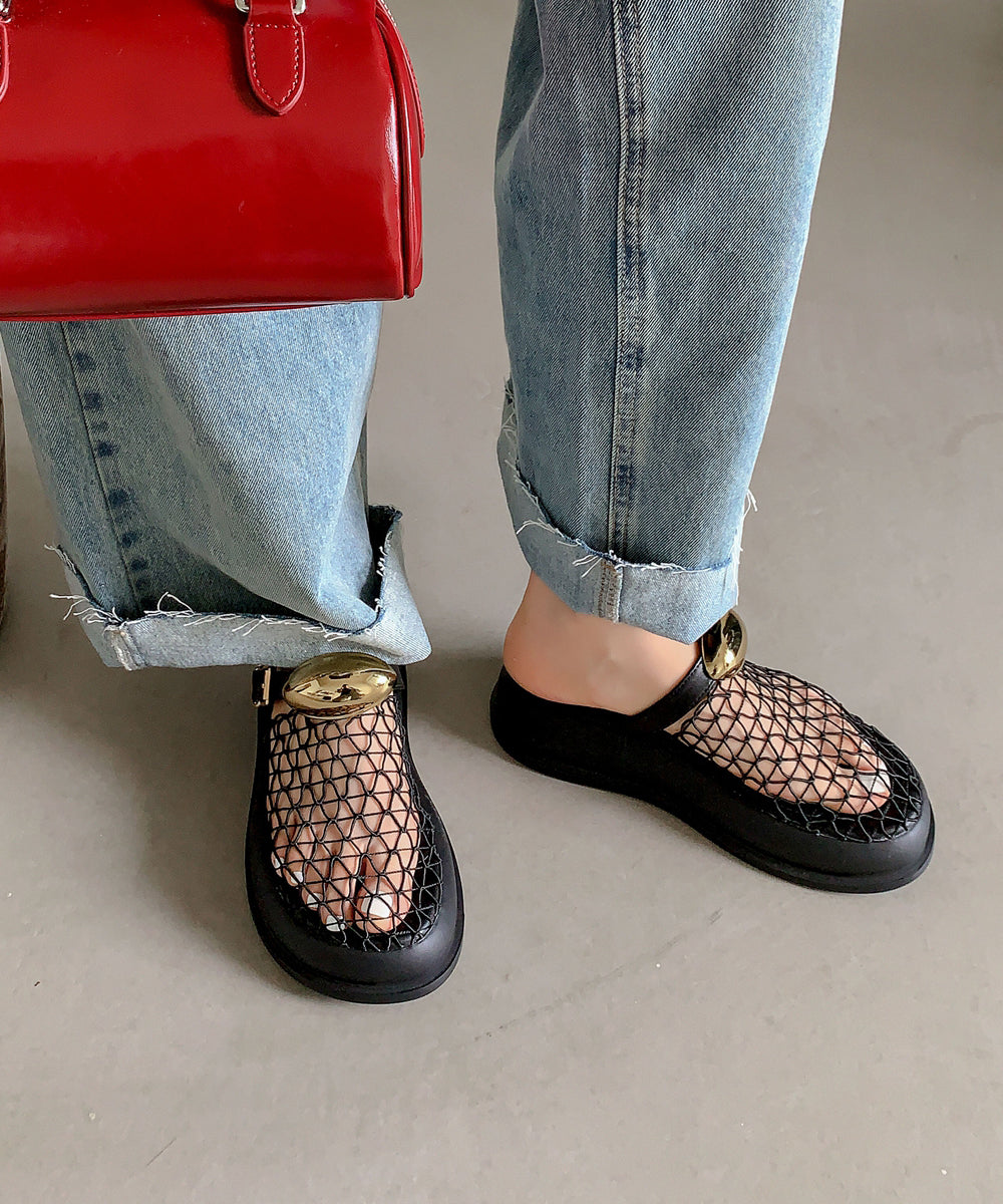 Schicke schwarze Sandalen mit atmungsaktivem Mesh-Plateau und ausgehöhltem Design