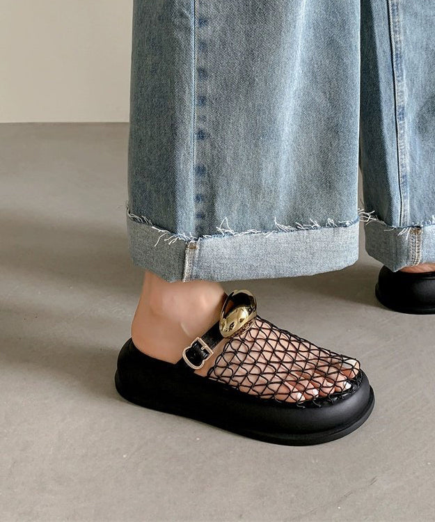 Schicke schwarze Sandalen mit atmungsaktivem Mesh-Plateau und ausgehöhltem Design