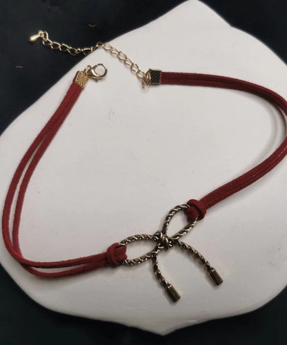 Schicke Halskette mit schwarzem Schleifenanhänger in Schwarz und Gold