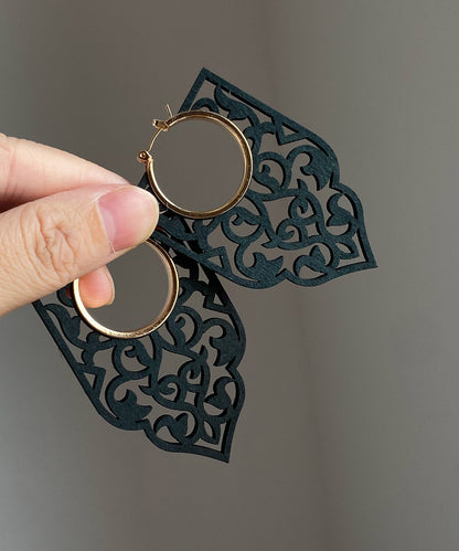 Elegante schwarze Creolen aus Holz mit durchbrochener Optik