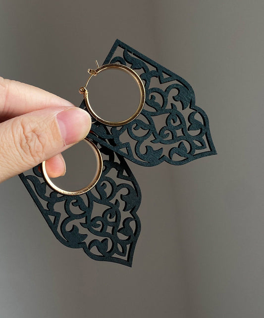 Elegantes pendientes de aro de madera negra con agujeros