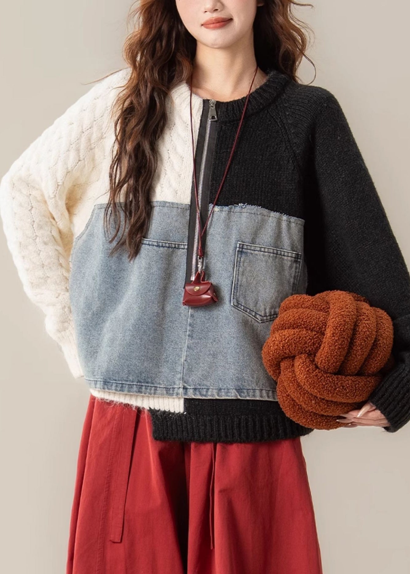 Schicker schwarzer Strickpullover aus Denim mit Reißverschluss und Patchwork-Details für den Frühling