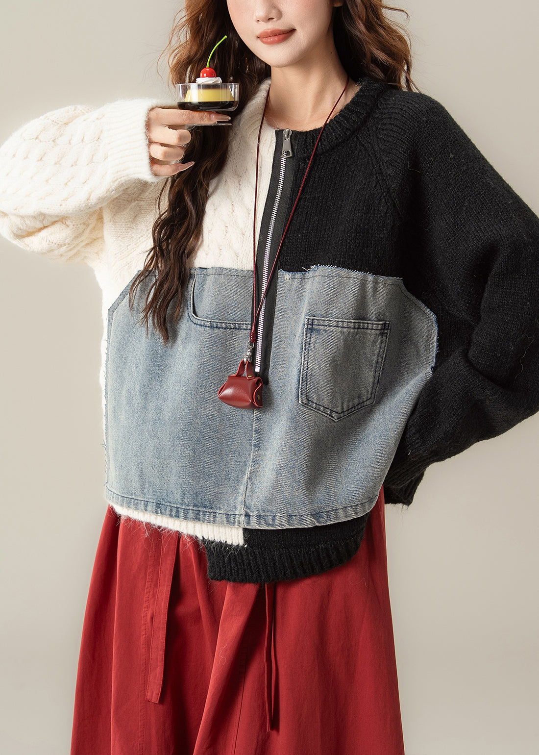 Schicker schwarzer Strickpullover aus Denim mit Reißverschluss und Patchwork-Details für den Frühling