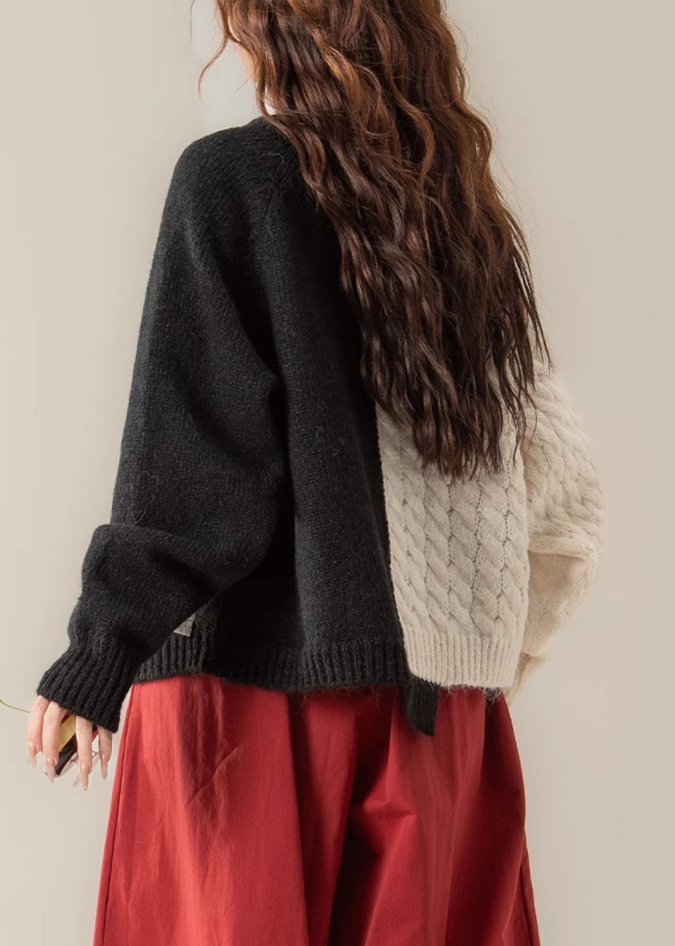 Schicker schwarzer Strickpullover aus Denim mit Reißverschluss und Patchwork-Details für den Frühling