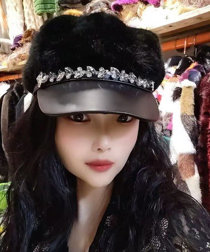 Boina elegante de piel mullida con circonita negra