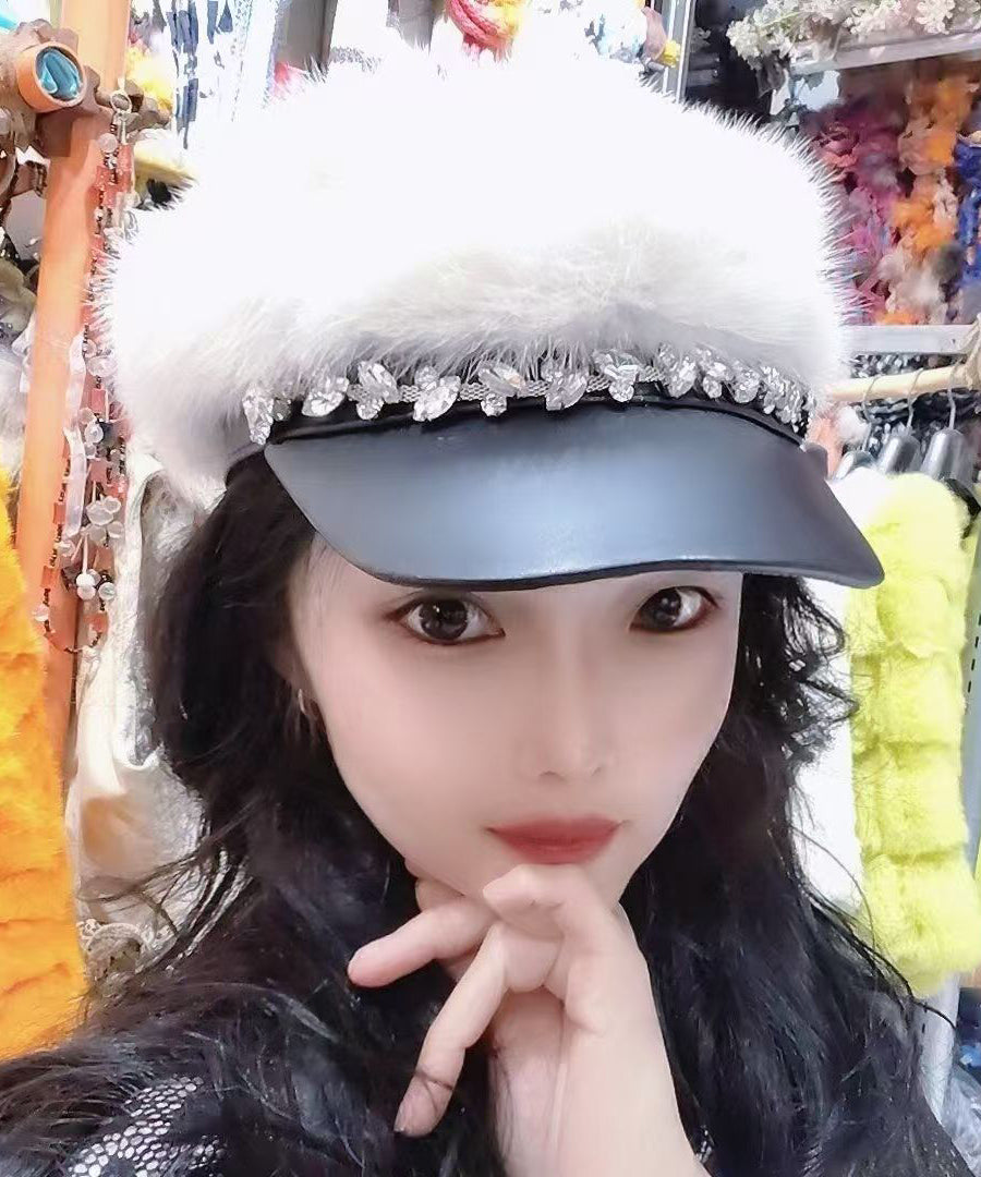 Boina elegante de piel mullida con circonita negra