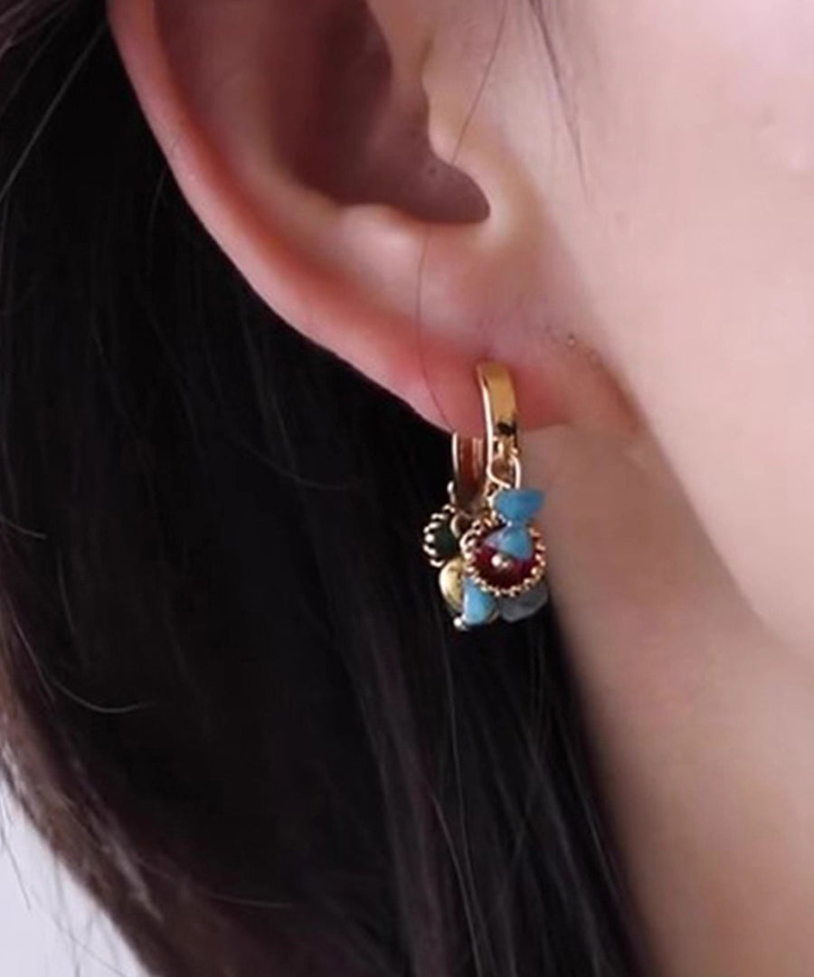 Elegante asymmetrische Creolen aus Naturstein mit blau-kupferfarbener Übergoldung und Übergoldung.